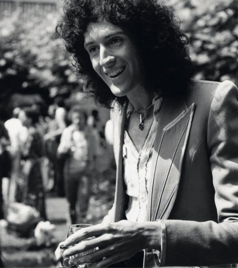 Brian May dans les jardins de l’hôtel Eden au Lac (1978).