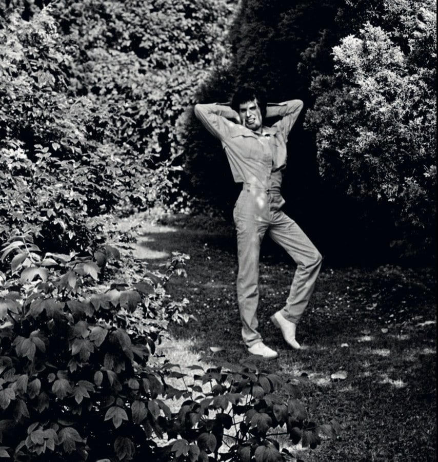 Freddie Mercury dans les jardins de l’hôtel Eden au Lac (1978).