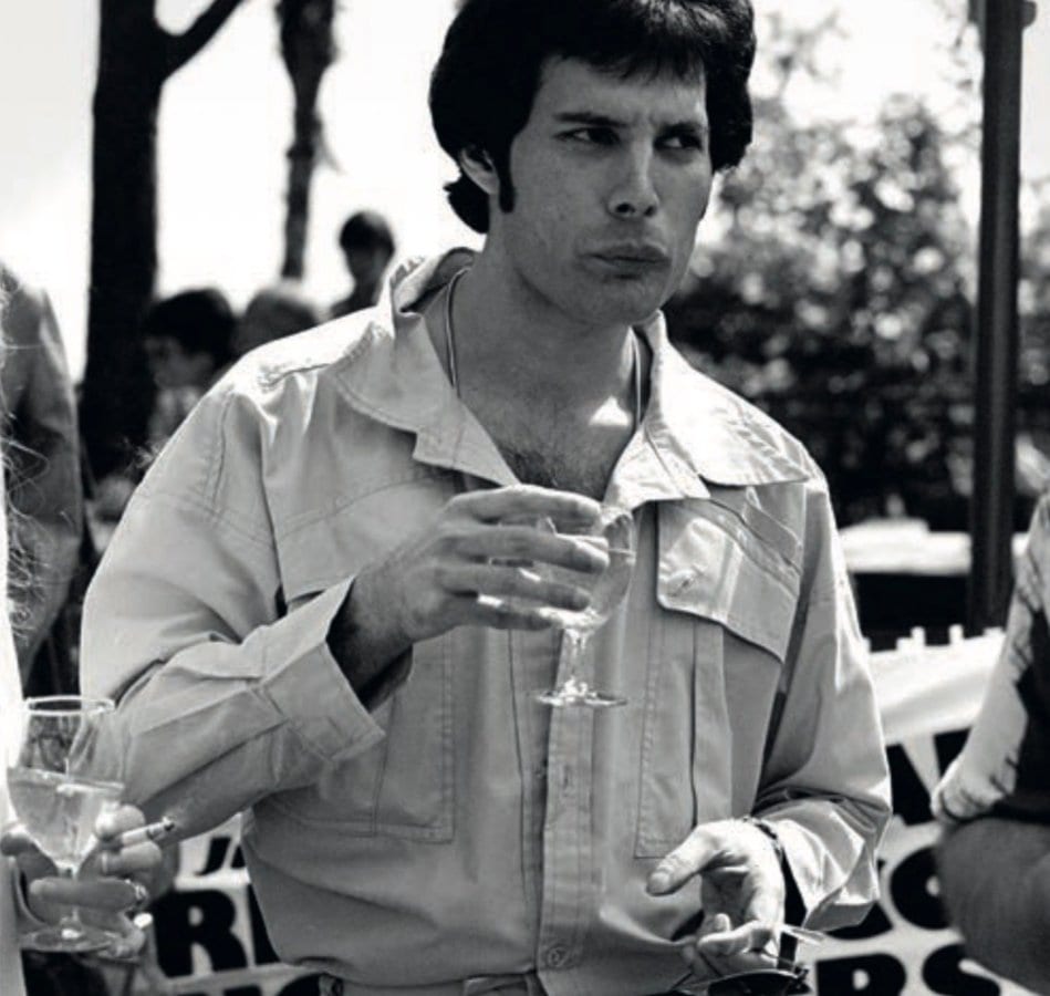 Freddie Mercury dans le parc de l’hôtel (1978).