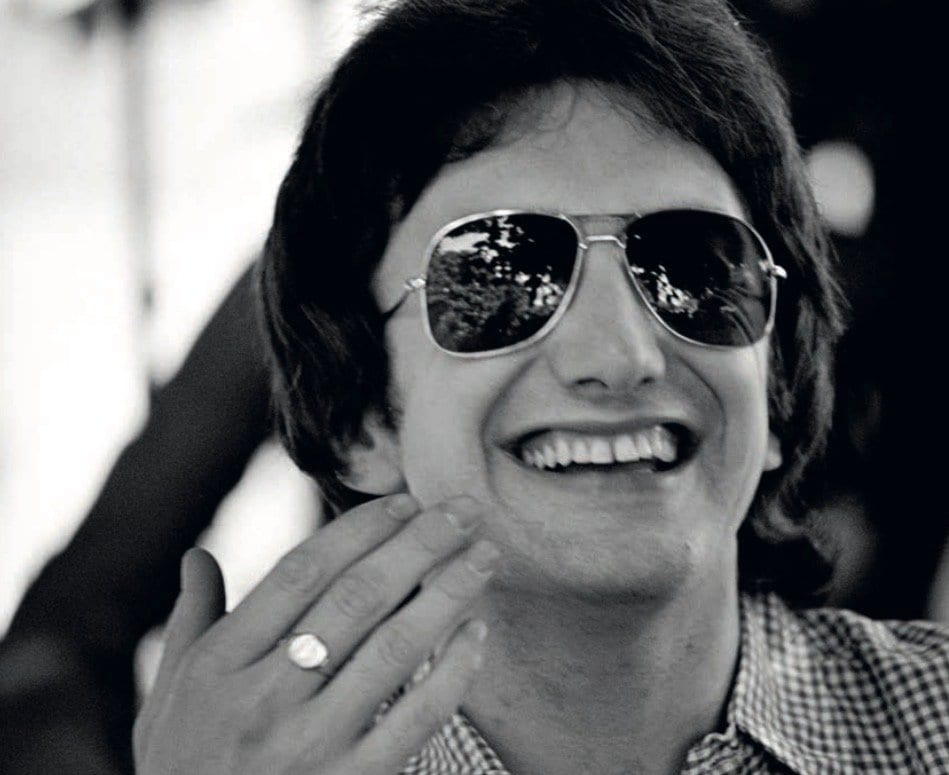 John Deacon dans les jardins de l’hôtel Eden au Lac (1978).