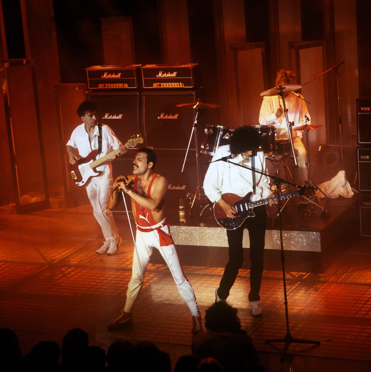 Queen joue pour les caméras au Festival rock de la Rose d’Or, à Montreux, en 1984.
