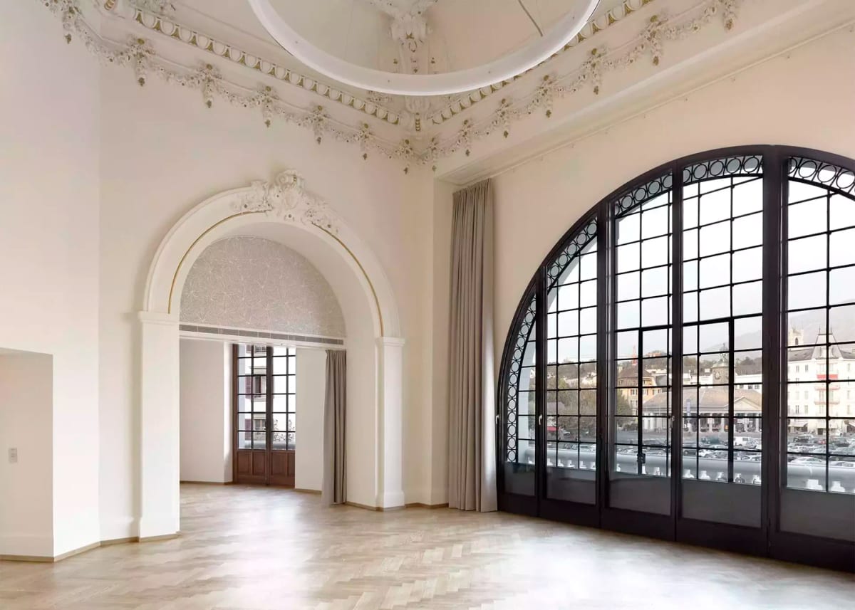 Le Salon Clara Haskil, au premier étage de la Salle del Castillo, ouvert sur la Place du Marché et le lac.