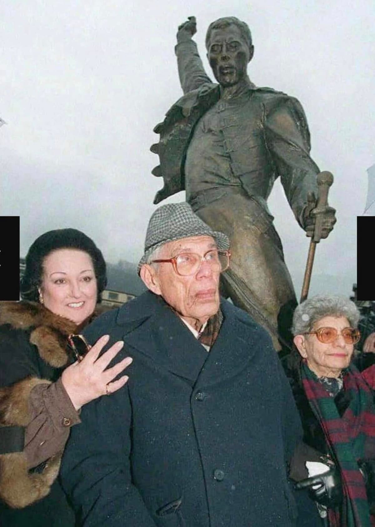 L’inauguration de la statue, le 25 novembre 1996 : Montserrat Caballé et les parents du chanteur, Bomi et Jer Bulsara.