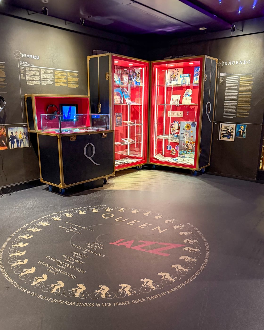 L’espace d’exposition, aménagé dans le studio d’origine : vitrines d’albums et, au sol, la pochette de « Jazz ».