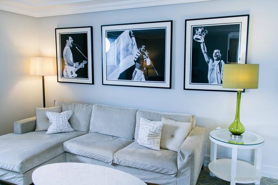 Le salon de la suite 721, avec les portraits du chanteur au mur.