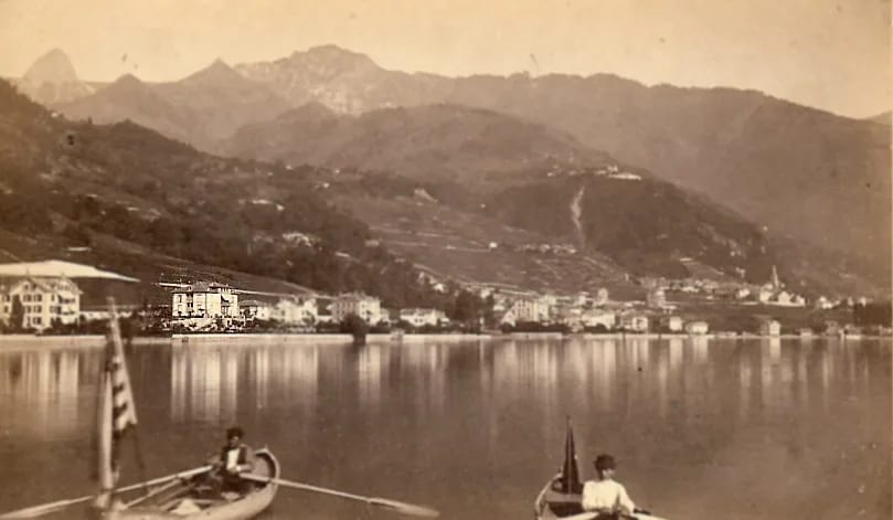Clarens vu du lac vers 1885, la Villa Richelieu parmi les demeures du bord de l’eau : la vue qui retenait Tchaïkovski au balcon.