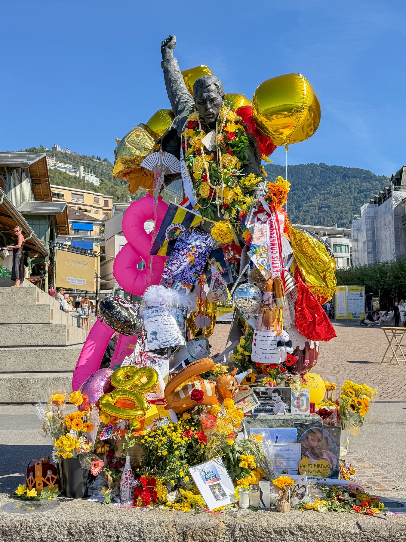 La statue de Freddie Mercury couverte de fleurs, de ballons et de messages pendant les Freddie Days 2026.